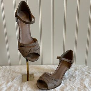 Elegant Tan Peep-Toe Women's Shoes